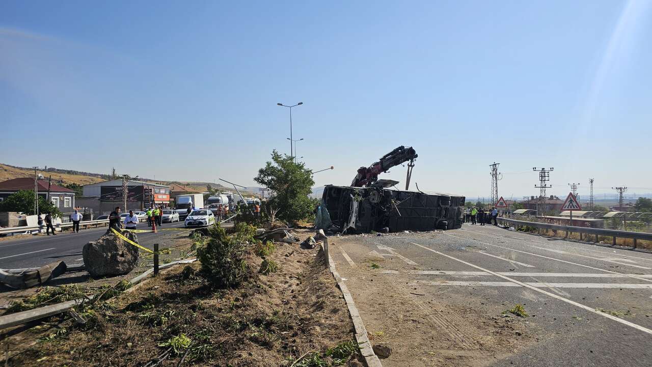 Direğe çarpan yolcu otobüsü devrildi! 20 yaralı 6